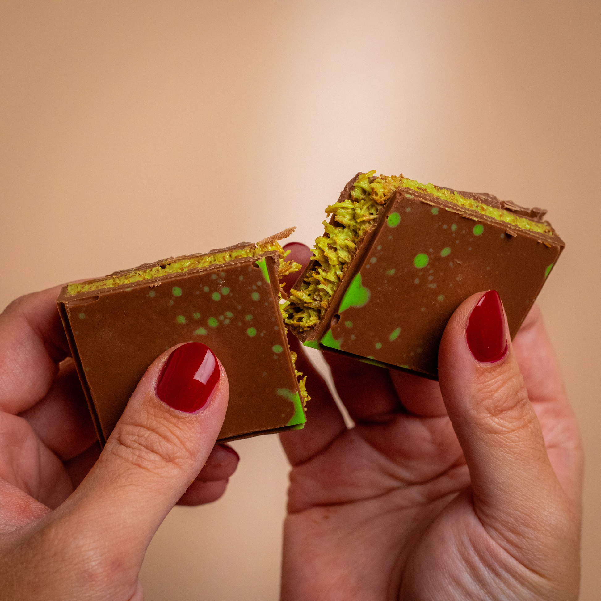 Dubai Chocolate Kunafeh Bar, Daily Fresh Shipment from UK, Premium Belgian Milk Chocolate Pistachio Kunafa Bar, Ideal Gift - Qoqoa